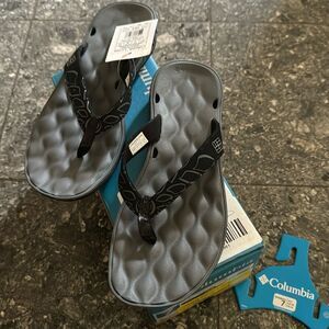 Columbia Suntech Vent Flip black/platinum patterned thong sandals. S-7 like new